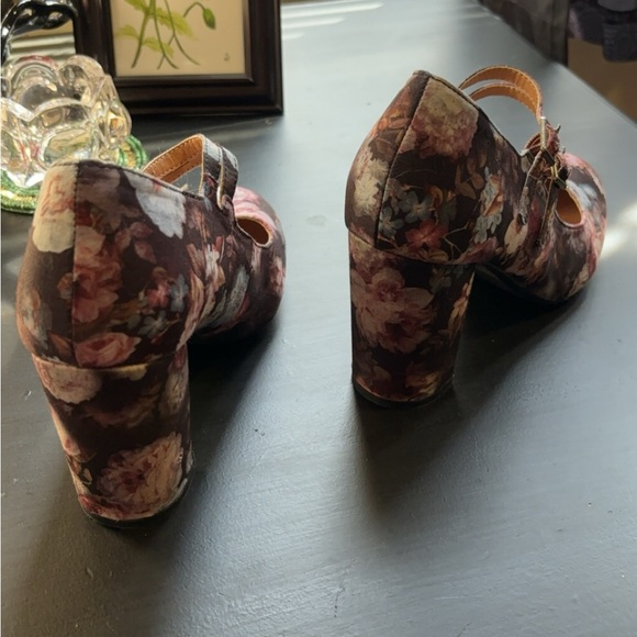 R Report Floral Chunky Heels - Picture 2 of 5